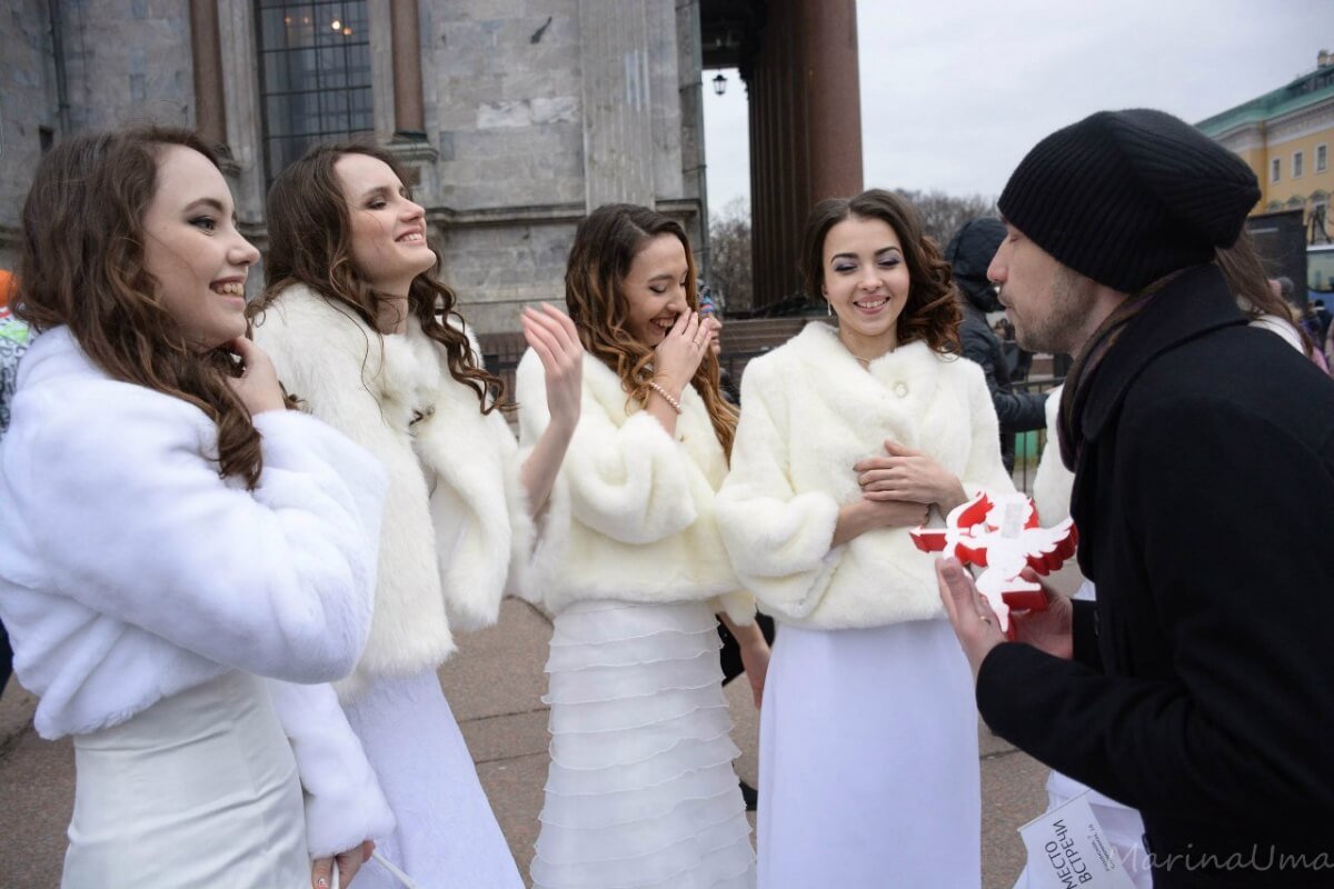 Парад Невест на Невском проспекте 14 февраля